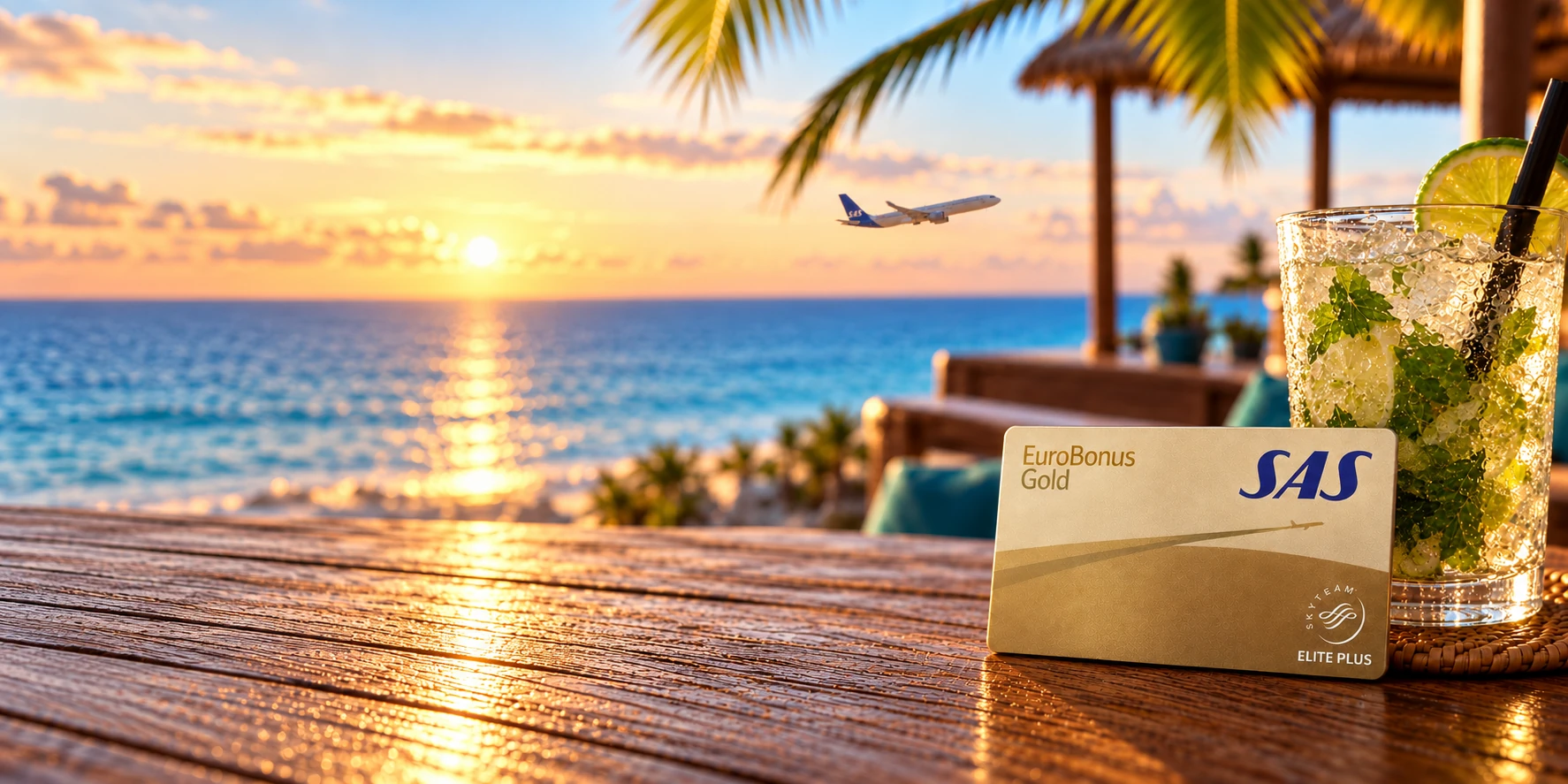 Et EuroBonus Gull-kort med SkyTeam-merke hviler mot et glass ved havet i solnedgang, med et fly i bakgrunnen